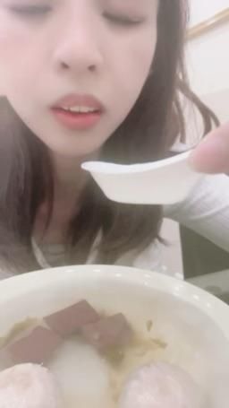 lovemeredith : 貢丸豬血湯普通，比較想吃你那2顆，交出來吧