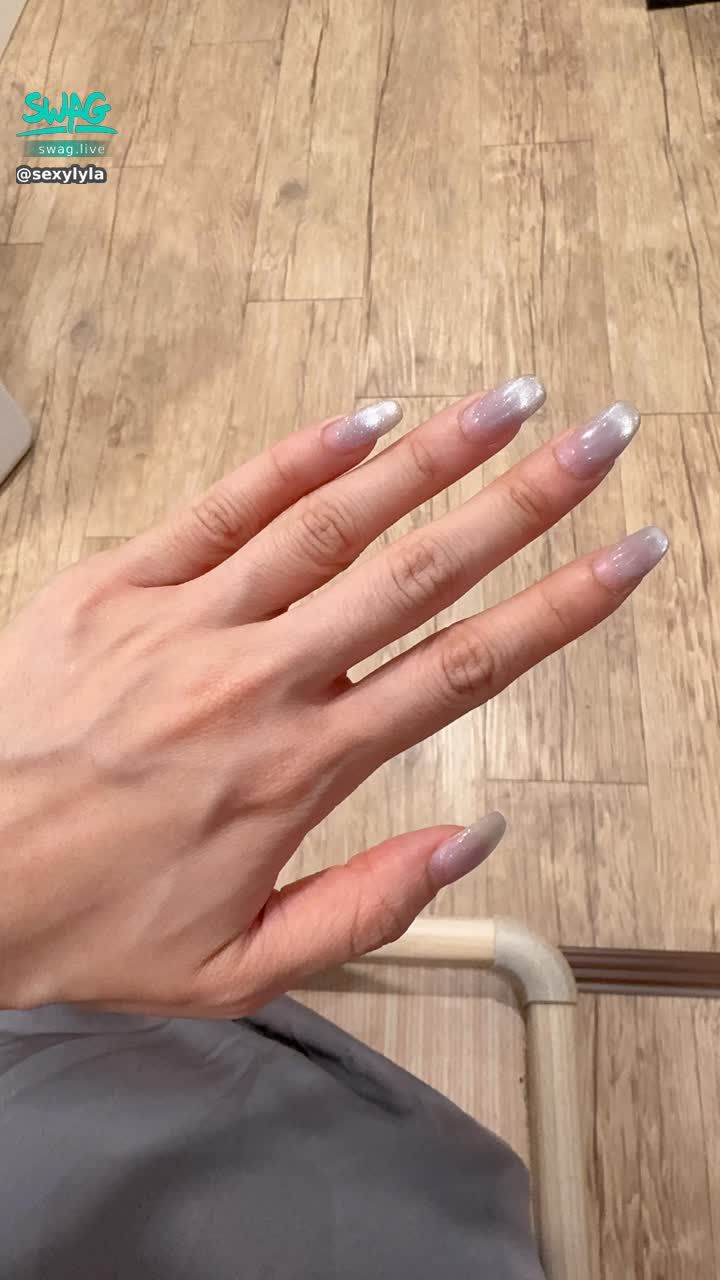 sexylyla : 我要去換指甲了～
可是我這次好猶豫…🥺
你們想看什麼款？幫我決定嘛～
夢幻粉｜清透裸｜性感黑｜大人感紅
哪一個呢👀