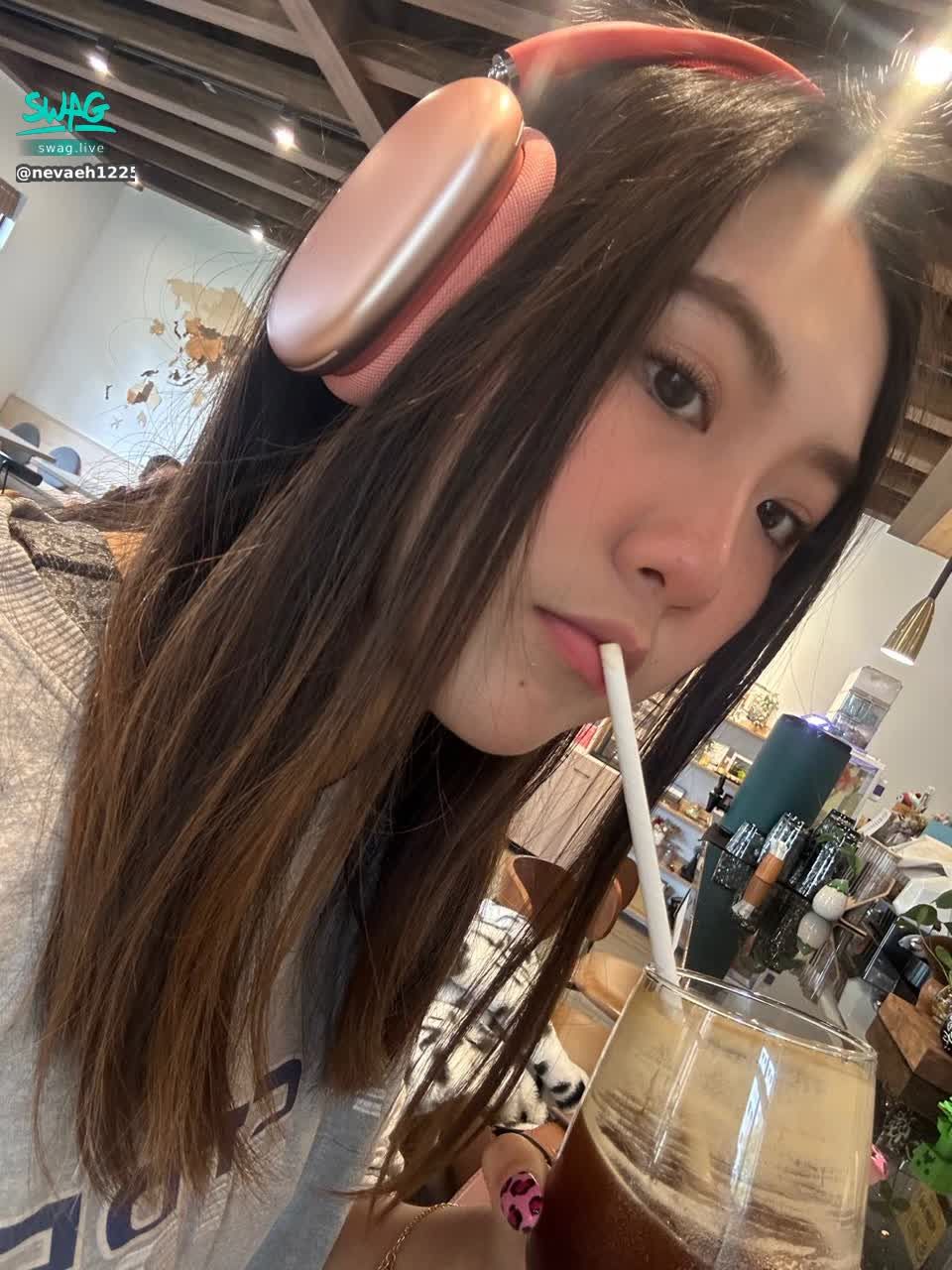 nevaeh1225 : 晚點閃播有人會跟上嗎😈6/18 星期三 晚上7點準時上線👄平常一直敲碗我開播的～我會檢查有沒有到❗ #性感 #可愛 #新人 #sexy #露臉 #清純 #直播