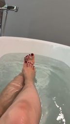 celinehan : 提醒一下 最近的腳趾是性感的酒紅哦🍷🥰