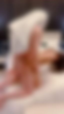 ladyyuan : 男優受不了了直接後入開幹，我也好想要一直用腳干擾他們