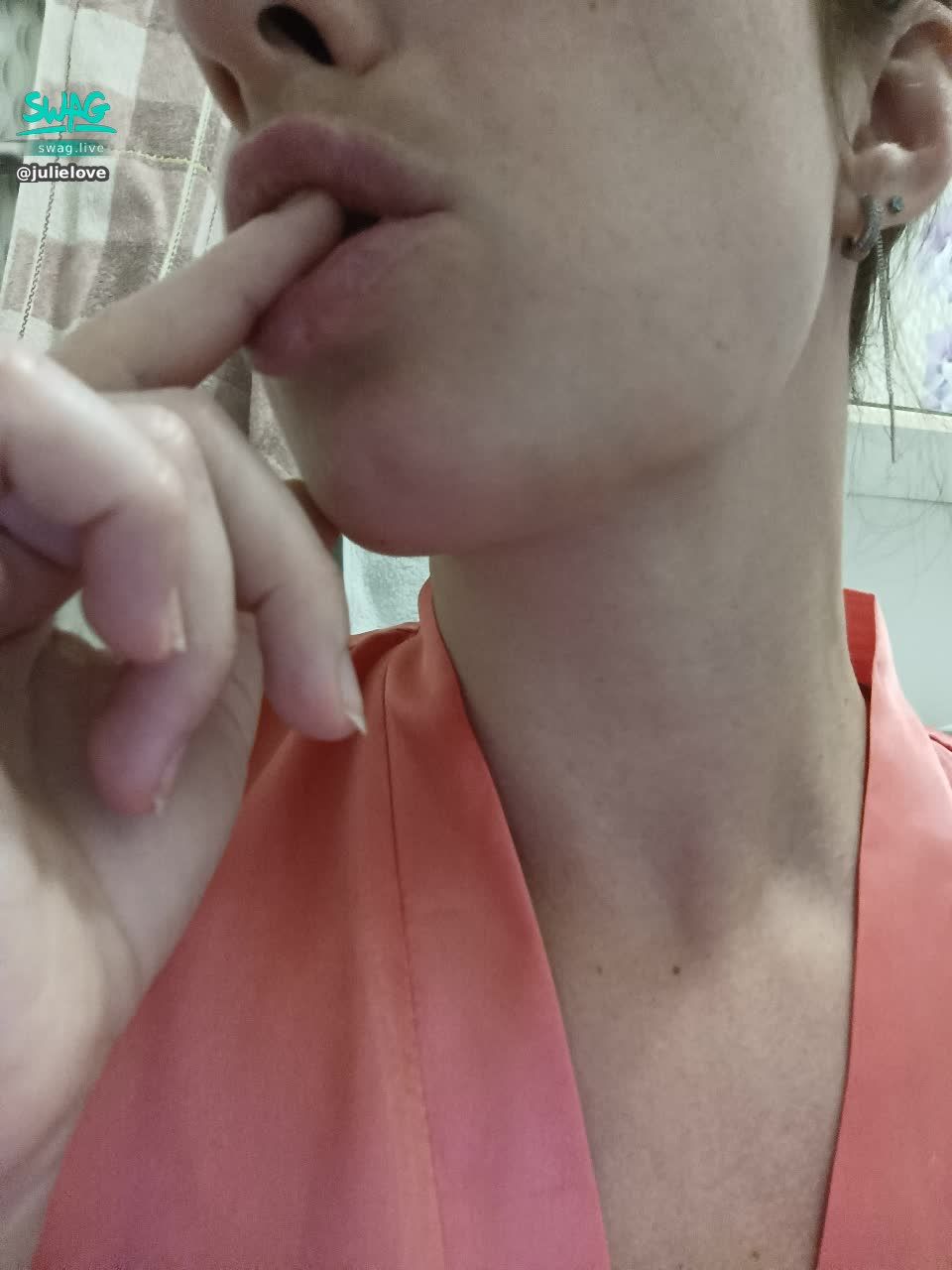 julielove : A finger and a playful mouth