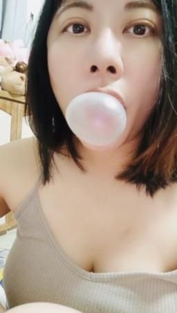 : 🫧 Blow bubbles 🫧 Tried a Japanese chewing gum 🤭🤭🤭 See how big it blows 😆😆

#樂樂 #露臉 #白皙 #日常