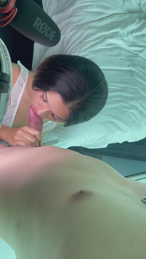 daxiangtw : She kneels down and licks it hard, swallowing the whole thing down her throat without leaving a drop