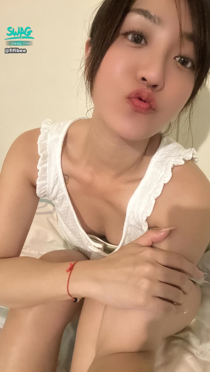 fifibee : 生活就是這樣，
特別用力就特別容易疲憊，
當你所有執念的東西發自內心不在意時，好像一切都會如約而至。
當你真正放下之後，
會發現一切都在朝你期待的方向發展。
所以慢慢來吧，一切都會變好的。
願我們越來越好。