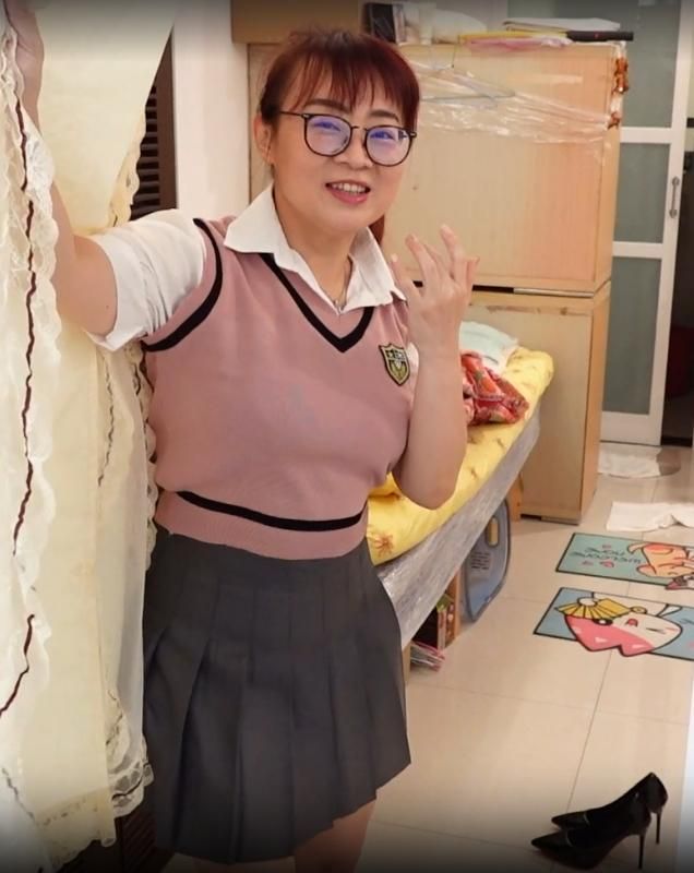  : The old wet in the toilet wearing a student uniform and talking to the stick sexy love words students can not help but cum