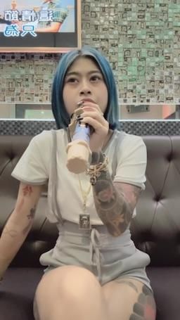 sexyestherr : 猜猜歌遊戲
私訊我歌名猜對送騷片一片「完整歌名」🤤🔥