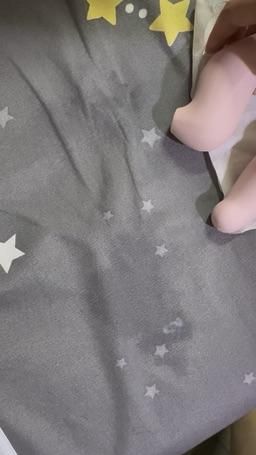 janicee : 他認真猛烈幹了一輪，大汗淋漓，看我還是好好的
問我，上次推薦我的玩具，我都怎麼玩才比較容易高潮
我說是內抽插外吸吮一起進行
他說那他去沖個澡，要我先玩玩具
等他出來時，我已經在床上呻吟
他一面挑逗著我的胸，一面頂著我，把玩具頂得更深
之後戴上套，把抽插端的玩具抽出，換他插入
抽送一陣子後，他決定換個玩法
他拿起潤滑液塗上，把玩具插回我身體時，順勢把他的陽具也一起插入
我跟他說這樣進不來吧，他說可以的
他本身就夠大了呀，我被插得很辛苦
他把玩具的脈衝打開，一面要動
但是陰道裡面的空間真的太侷促了
玩具跟他的肉棒同時進來，過於緊繃
他能動的幅度實在有限
倒是意外就被解鎖新玩法，以前看著有些片，女生同時被兩男一起插入，都覺得不可能吧，現在證明在我身上應該是做不到的
像貓后權杖這種底端用線連接不卡洞口的玩具我都沒辦法了
何況是兩根紮實的肉棒
後面還是一面吸吮端一面讓他抽插，內外夾攻
這個玩法比較可行