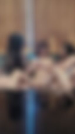 maggiebabe : 被朋友們玩弄色奶騷逼好享受