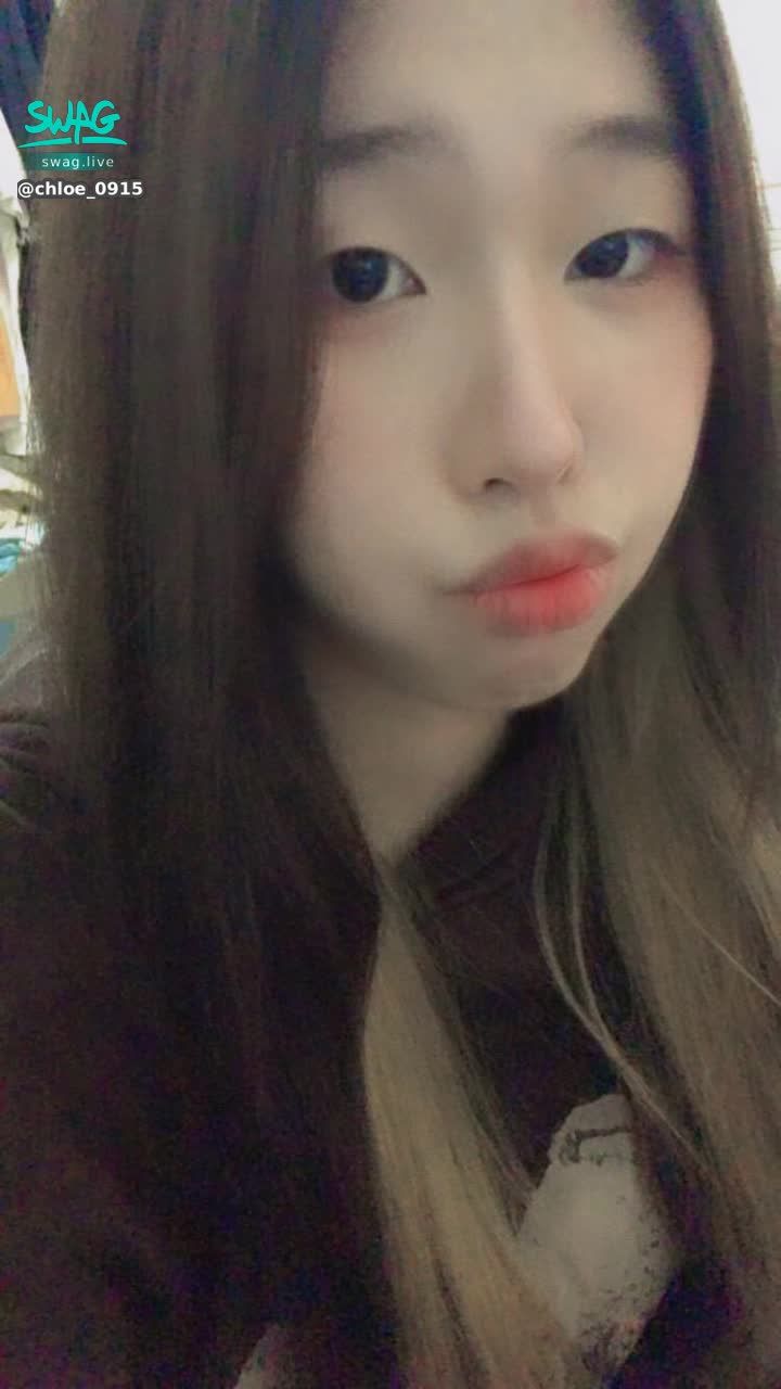 chloe_0915 : Hey, even if I'm not on air, you can still date me 👀
Let's have a meal together~ Can we chat? 😘
How can we have a follow-up if you don't take the initiative? 💕💕💕
Send me a private message ❗❗❗

#甜美 #可愛 #素人 #約會 #私訊 #露臉 #羅莉控 #生活 #日常