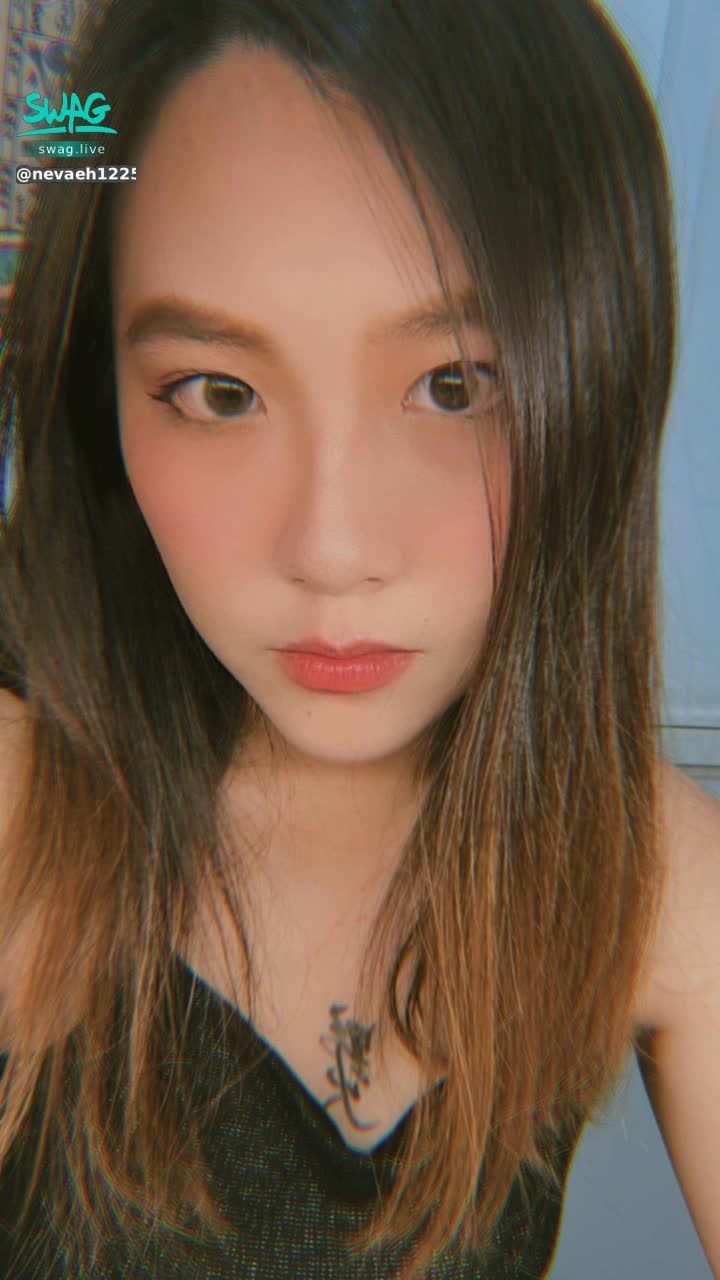 nevaeh1225 : I've been hungover for days. 😅 Is anyone going to take me out for dinner? Stop asking me to drink. 😂 If you want to date, please send me a private message ❤ #sexy #性感 #生活 #露臉 #奶 #大眼睛 #甜美 #新人 #素人 #可愛