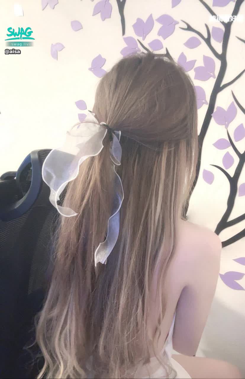 aisa : 露背小洋裝👗不過頭髮太長擋住背了🎀還美美的綁帶公主頭