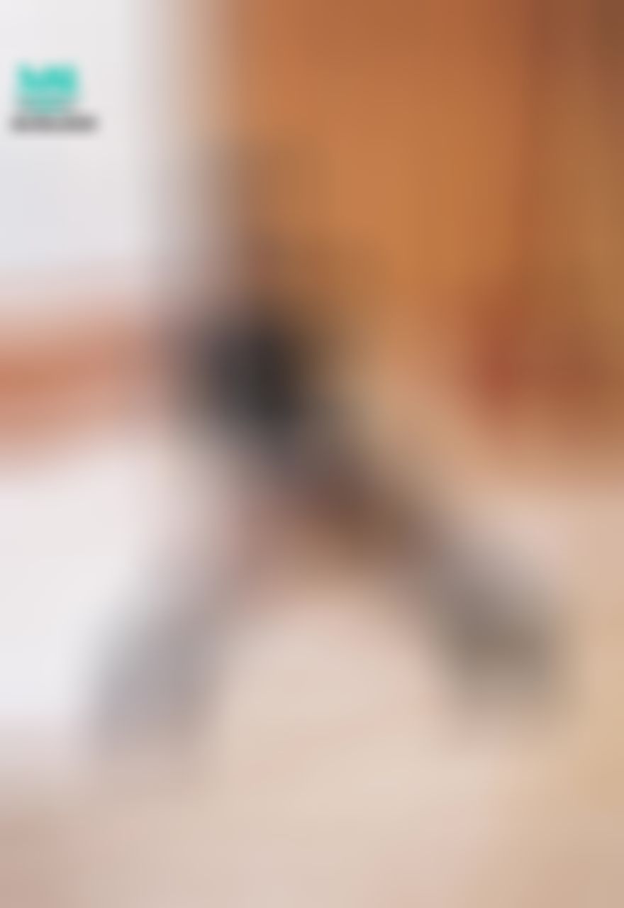 selinamimichen : 黑絲短裙學姐解扣愛撫
