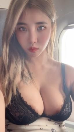 alice_life : 只穿內衣在飛機上偷偷留意我的胸部好？