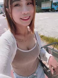 pizza_0705 : 上班採買日常🥰我穿這樣客人說無法專心打牌~有這麼誇張嗎😛你們評評理❤ #sexy #生活 #性感 #大奶🔥 #奶 #日常 #露臉 #戶外