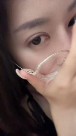 sexylyla : 🌙 晚上只想看著你，眼鏡拿下的瞬間… 眼神全都是你🥺💕
✨只有懂我眼神的人才有資格解鎖這段影片
🔓 解鎖，看我眼裡只映著你…