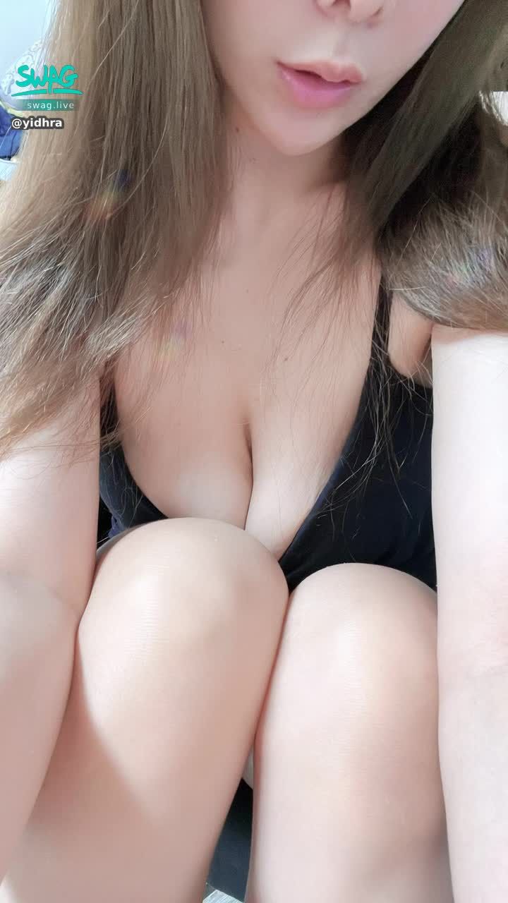 yidhra : 🔥巨乳日常🔥爆乳真奶小隻馬🔥追蹤我,真奶（貼文60鑽看更多）

#sexy #性感 #巨乳