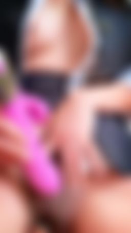 elsababy : 性感OL正對鏡頭玩弄穴穴給你看😈
快來幫我舔舔……
讓我舒服我就給你插❤