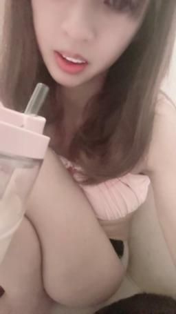 lovemeredith : My cats and daughters are with me, and the coffee latte is delicious. Do you want to sit next to me and drink it with me?