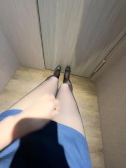 : 公司廁所太刺激了…我偷偷脫掉內褲，坐成這樣給你看