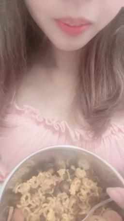 lovemeredith : 我煮的炒泡麵，你要不要跟我來一起吃，吃完還要做別的