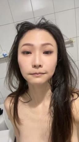 miohot : 精液也可以當髮膠噢🤣🤣🤣 
今天多人口交顏射😘