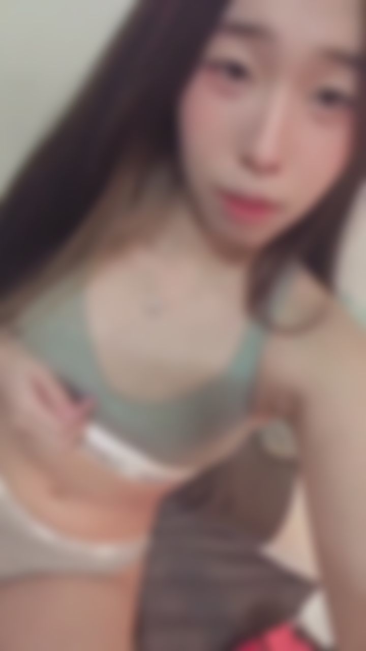chloe_0915 : 外面風雨這麼大了...就別出門 跟小稀一起待在家就好😈 #sexy #性感 #生活 #露臉 #內衣 #內褲 #誘惑 #日常 #素人 #可愛