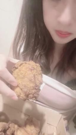 lovemeredith : 秘製炸雞超好吃，我有3塊，要不要分你一塊，你下面的雞我也要吃呦