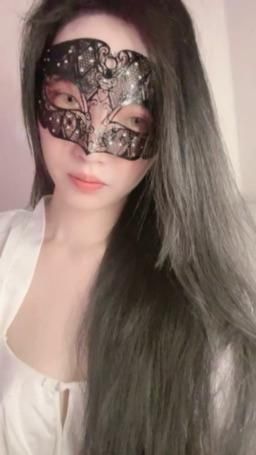 monass : 今天換上全白的睡衣…裡面什麼都沒穿