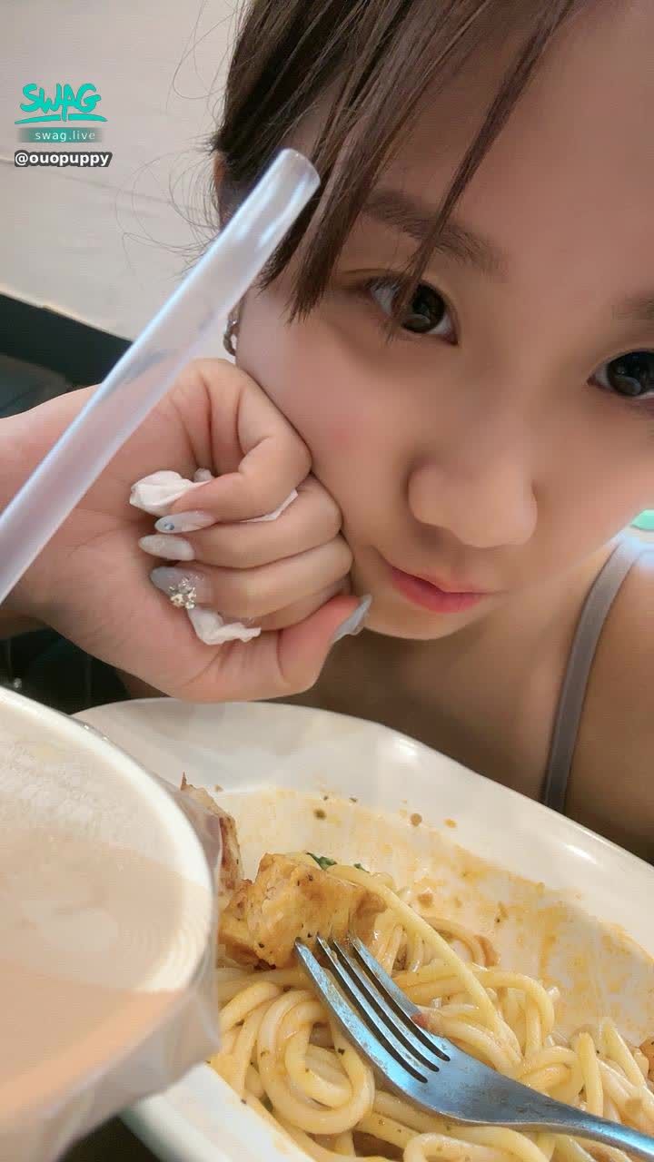 ouopuppy : 一個人吃飯就是會有這種吃不完的問題😟⋯應該要有人幫我吃的(>﹏<)