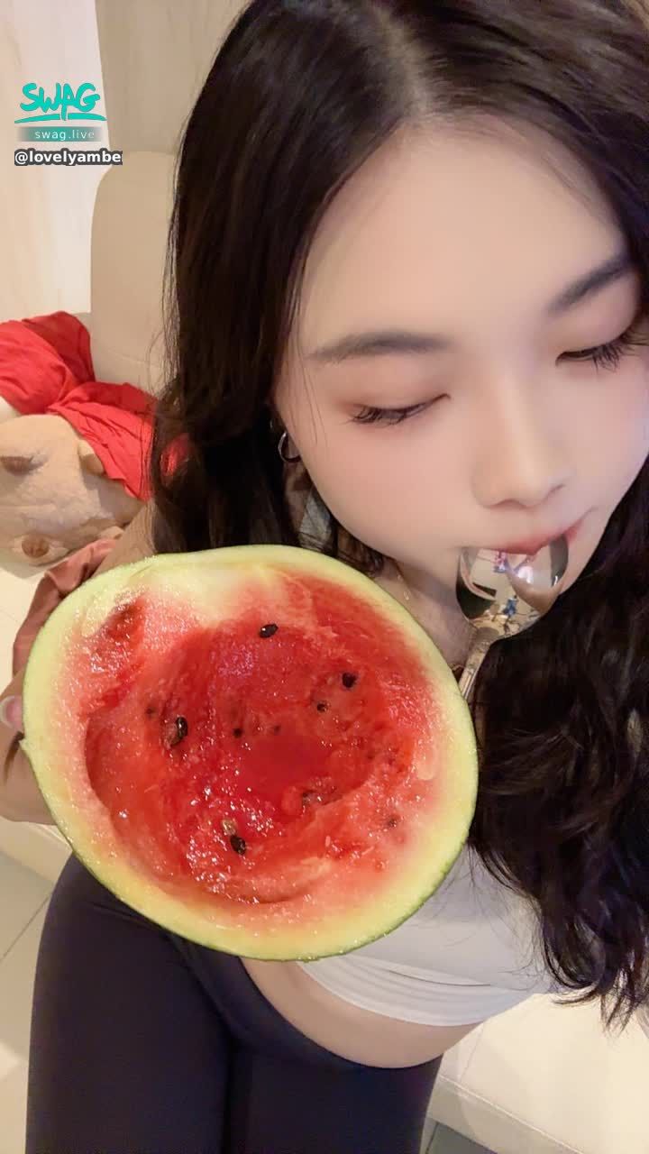 lovelyamber : 夏天我吃西瓜🍉你吃我😈
