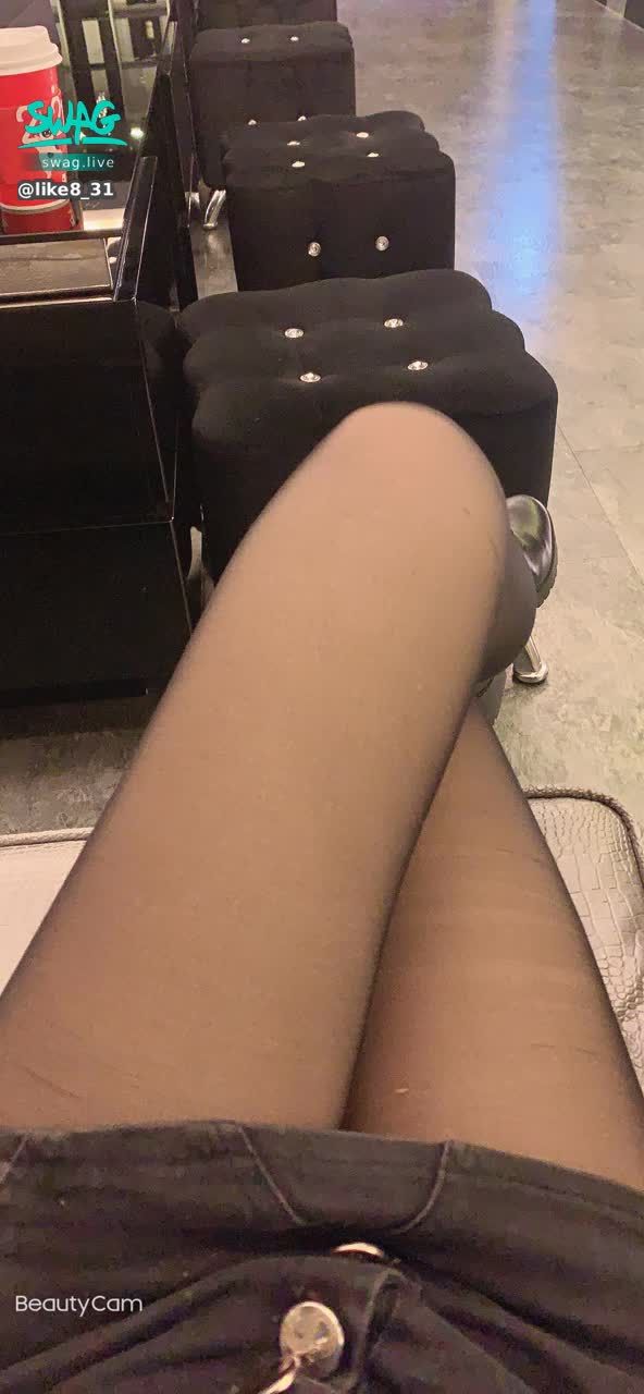 like8_31 : 老天是公平的、雖然我沒有大奶，但我還是有一雙還可以的腿😝