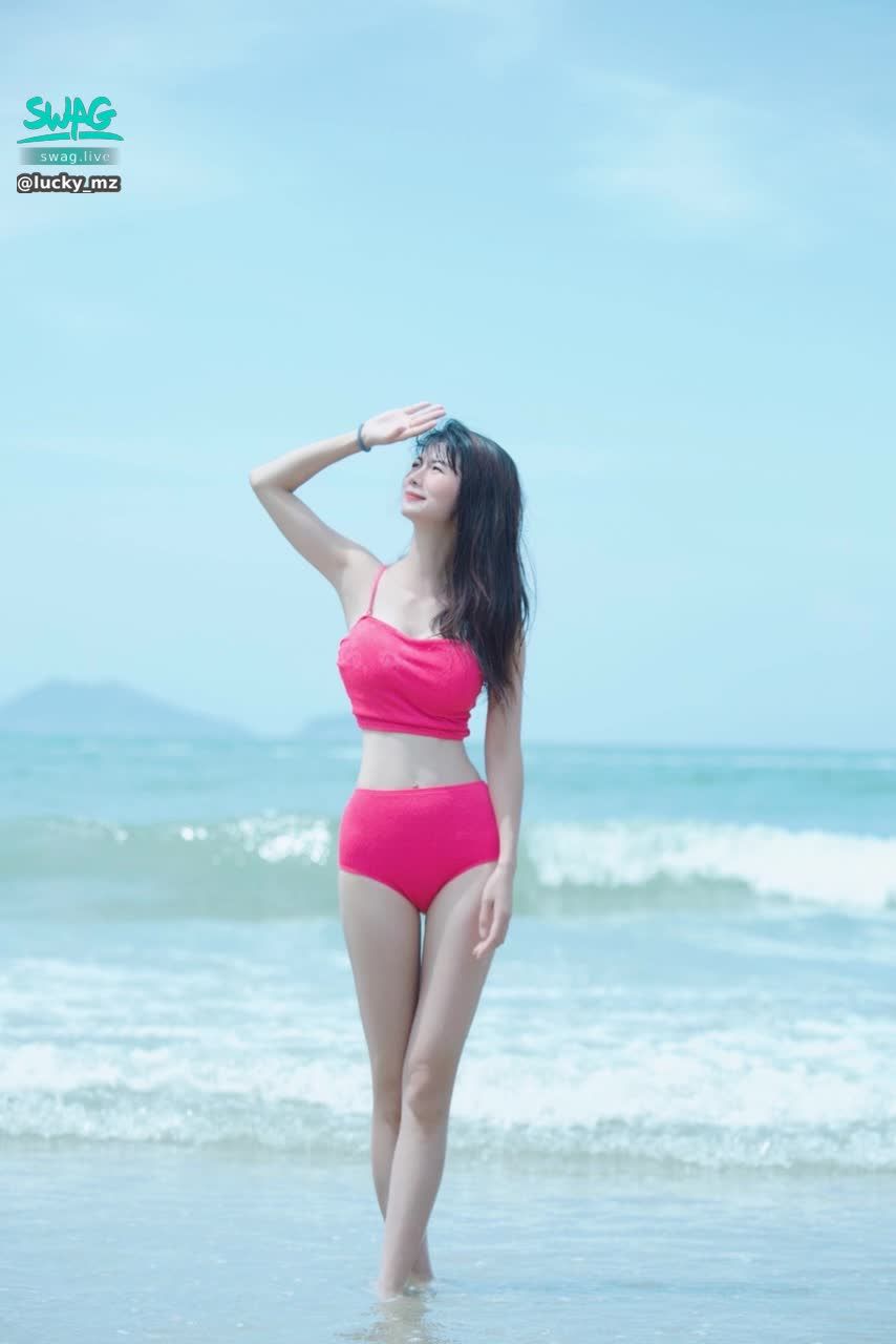 lucky_mz : 低鑽耶！你的專屬性感女友在海邊🏖️