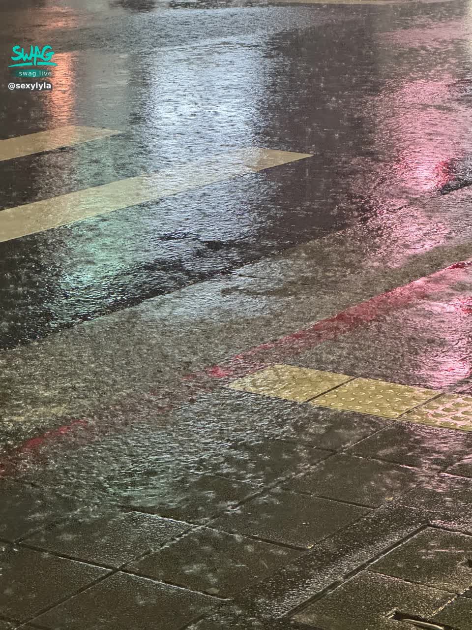 sexylyla : 今天的直播延到晚上11.00呦😣
大暴雨趕不回去😣