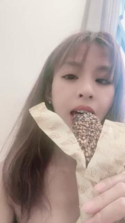 lovemeredith : 午餐吃堤拉米蘇冰棒，還想吃別的，你想跟我一起嗎？