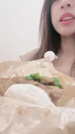 lovemeredith : 豆乾卦包超辣的，我也很辣，你想吃掉嗎？