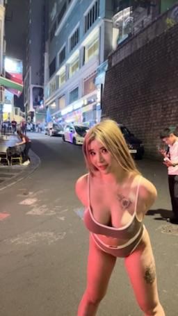 alice_life : 只穿內衣在街上跑引人追我