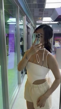 janicee : 高衩bodysuit
性感的代名詞
來到一個奇幻的空間～