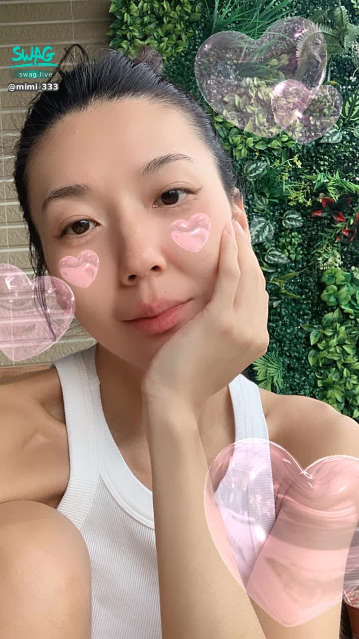 mimi_333 : 今天連線真的太差了
that was too bad 讓你們得到一個很差的看播體驗

但很開心在午餐時間還能看到大家👀陪我聊天
一起享受戶外的大風跟網美咖啡廳風格的造景拍照牆🤣
-
其實有的時候也會想著自己的風格是不是太誠實了
可是
可是
我就是一個喜歡分享各項我生活體驗的呀
也想要關心我的人都可以得到這份感受

“Will you still love me? when I’m not longer young and beautiful?”