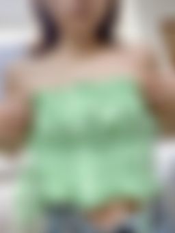 lizbaby : 趁家人不注意，在客廳偷偷露奶揉奶
#露點 #揉奶 #貧乳 #奶頭 #乳頭