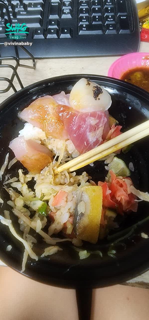 vivinababy : 說到做到～我真的買了生魚片丼飯😂但快吃完才想到要拍照給你們看😂😂😂